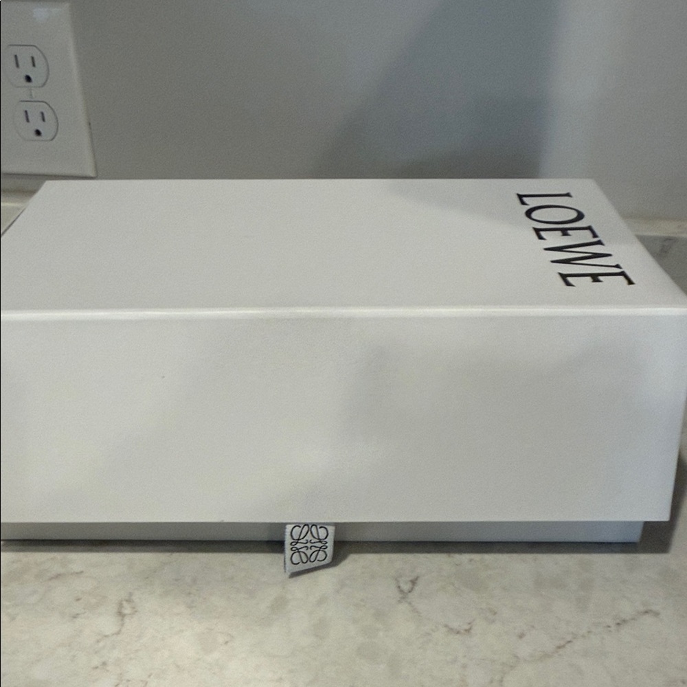 Loewe White Packaging Box - Picture 2 of 3